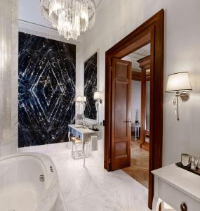 维也纳维也纳公园凯悦酒店的带浴缸、水槽和镜子的浴室