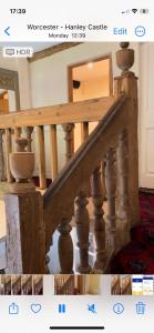 大莫尔文吉尔伯特之末农场酒店的一张房子里木楼梯的照片