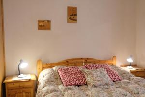 卡纳泽伊Appartamento Madiai的一间卧室配有一张床,在床头柜上配有两盏灯