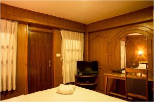 巴克塔普尔纳格普初旅馆的一间卧室配有一张床和一台电视