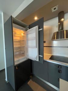 马拉加Apartamento La Marquesa的厨房配有空冰箱和水槽