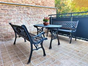 卡利亚诺In Monferrato da Valentina的庭院设有桌椅和长凳