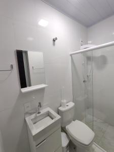 巴拉奈里奥-坎布里乌Casa paraíso estaleirinho Balneário Camboriú的白色的浴室设有卫生间和水槽。