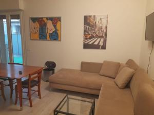 安科纳CarloAlbertoApartmentsrooms的客厅配有沙发和桌子