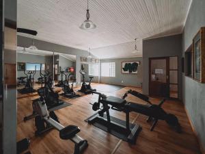 KareedouwAssegaaibosch Country Lodge的健身房里有很多健身器材