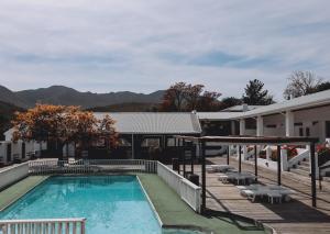 KareedouwAssegaaibosch Country Lodge的山地酒店的一个游泳池