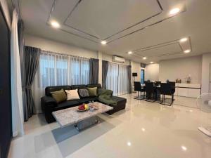 曼谷Bangna 4bedroom new house luxurious discount now的客厅配有沙发和桌子