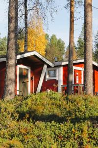 伊瓦洛伊瓦洛河露营酒店的树林里的一个红色房子