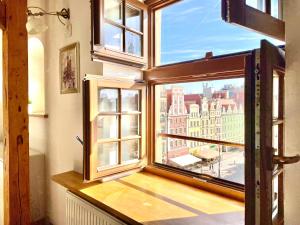 弗罗茨瓦夫Wroclaw Inn Apartments的市景窗户
