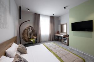 奥尔海伊EcoDor的配有一张床和一台平面电视的酒店客房