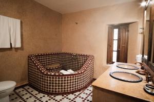 非斯Riad Dar Laura的浴室位于角落,配有柳条篮