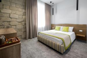 奥尔海伊EcoDor的一间卧室设有一张床和砖墙