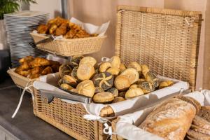 弗瓦迪斯瓦沃沃Maloves Resort & Spa的一大堆装满不同种类面包的篮子