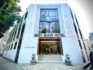 新加坡Rest Bugis Hotel的一座建筑,上面有读书最好的酒店