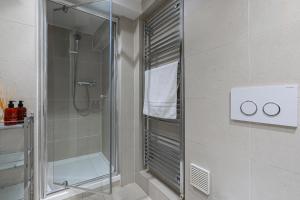 伦敦Grosvenor Mayfair的带淋浴的浴室和玻璃门