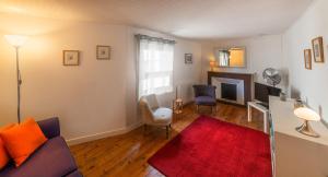 西埃勒河畔科尔德Rue du Barri的带沙发和红色地毯的客厅