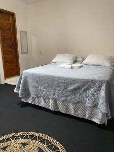 福廷Jangadas do Pontal的卧室配有带白色棉被的床