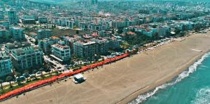 萨姆松Ramada Plaza by Wyndham Samsun的享有海滩和城市的空中景致