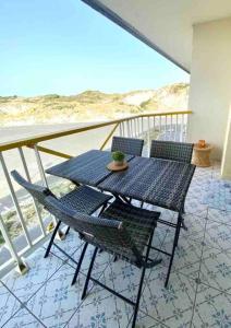 马翁普拉日堡Studio DUNES de NALA avec balcon vue Dunes et latérale Mer pour 4 pers 100m plage wifi ménage compris的海景阳台上的桌椅