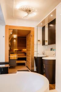 格拉茨Kaiser Apartments - City Centre of Graz的一间带水槽和镜子的浴室