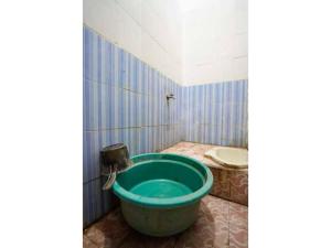 泗水OYO Life 93061 Kost Vicky Syariah的带浴缸和盥洗盆的浴室