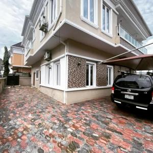 莱基Immaculate 4-Bed detached duplex in Lekki Chevron的停在房子前面的汽车