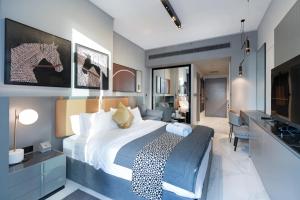 迪拜Lux Studio in Downtown, 5 mins to Burj Khalifa & Dubai Mall - MAG318的一间带大床的卧室和一间浴室