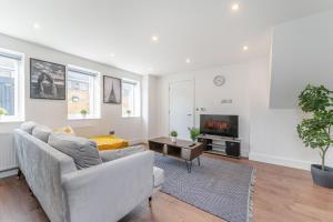 伦敦Luxury 2 Bed 2 Bath London Home - Vauxhall, Battersea & Nine Elms的带沙发和电视的客厅