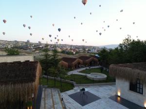 格雷梅A la mode Cappadocia的一组热气球在天空中飞行