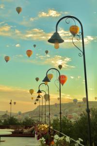 格雷梅A la mode Cappadocia的一组热气球在天空中飞行