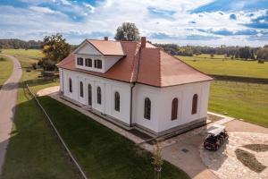 布热茨拉夫Zámeček - Chateau Lány的享有白色房屋空中美景,设有屋顶