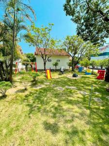 宁平Hoa Lu Garden Resort的一个带房子和游乐场的庭院