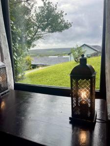 巴利瓦根沃特乡村别墅民宿的窗前桌子上的灯笼