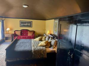 巴利瓦根沃特乡村别墅民宿的一间卧室配有一张红色床头板的床