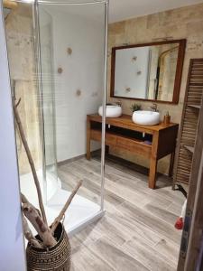 PimboGîte de Lamothe的浴室设有2个水槽和镜子