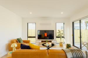 霍巴特Hobart 4-bedroom Spacious Waterfront House的带沙发和电视的客厅