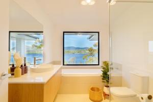 霍巴特Hobart 4-bedroom Spacious Waterfront House的一间带水槽和窗户的浴室