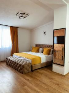 斯科普里Hotel Restaurant Domestika的一间卧室配有一张带黄色枕头的大床