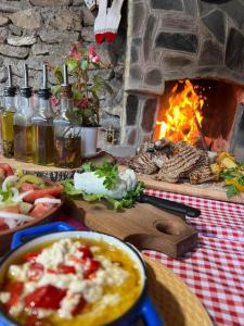 BozovecGuest House BOZVILL的餐桌,壁炉,配以食物和汤