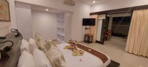 吉利特拉旺安科科莫度假酒店的一间卧室配有带枕头和镜子的床