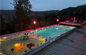努尔黑姆松Amazing Home In Norheimsund With Wifi的房屋屋顶上的大型热水浴池