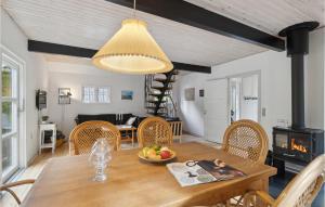 HavnebyBeautiful Home In Rømø With House Sea View的用餐室,配有一张桌子,上面放着一碗水果