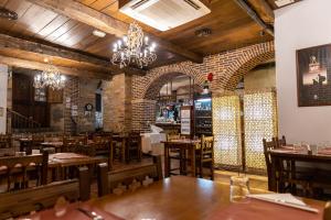 蓬费拉达埃洛伊比耶索广场酒店的一间带桌椅的餐厅以及砖墙