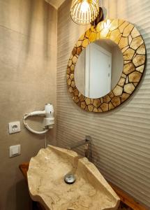 科拉雷侯Chakra House Fuerteventura的一间带石制水槽和镜子的浴室