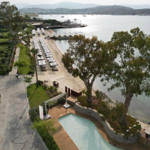 博德鲁姆Kaya Palazzo Resort & Residences Le Chic Bodrum的码头旁游泳池的空中景致