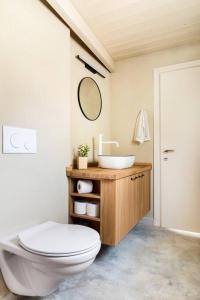 Sede Terumotבית בהר- בקתה יפיפיה בקצה הגלבוע的一间带卫生间和水槽的浴室