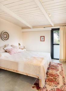 Sede Terumotבית בהר- בקתה יפיפיה בקצה הגלבוע的一间卧室,卧室内配有一张大床