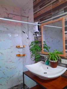 巴科洛德Liturs Travel Services / Homestay / Rent a Car的浴室设有白色水槽和镜子