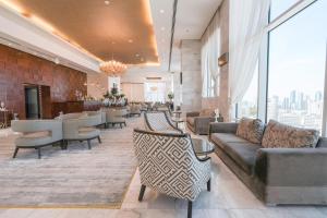 科威特科威特宏伟大酒店的一个带沙发和椅子的大堂和一间酒吧