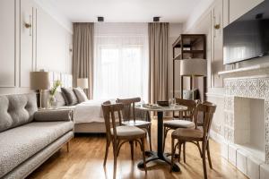 克拉科夫Avanti Palazzo的客厅配有床和桌椅
